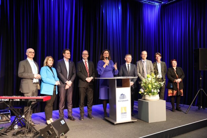 Gruppenfoto mit Politikern in der Eventlocation Energiepark