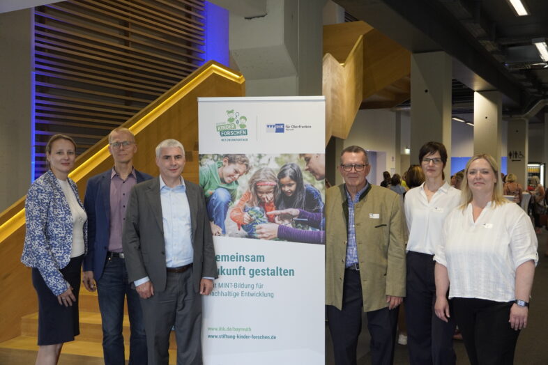 Gruppenfoto der Veranstalter in einer Eventlocation