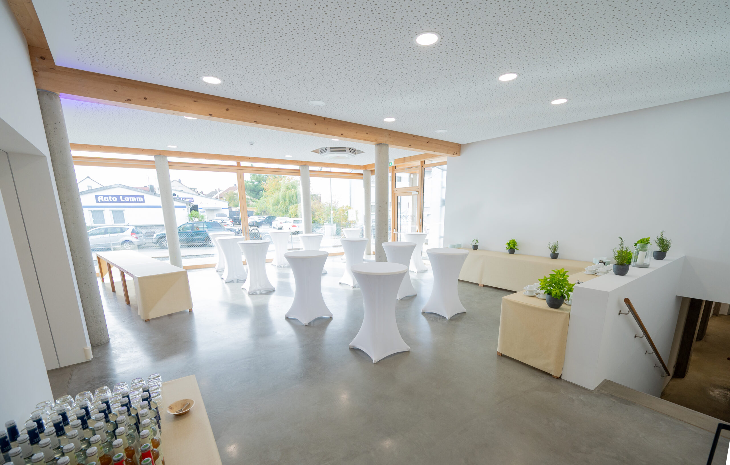 Helles Foyer mit großer Glasfront – moderner Empfangsbereich für Tagungen und Veranstaltungen im Ellipsum in Hirschaid