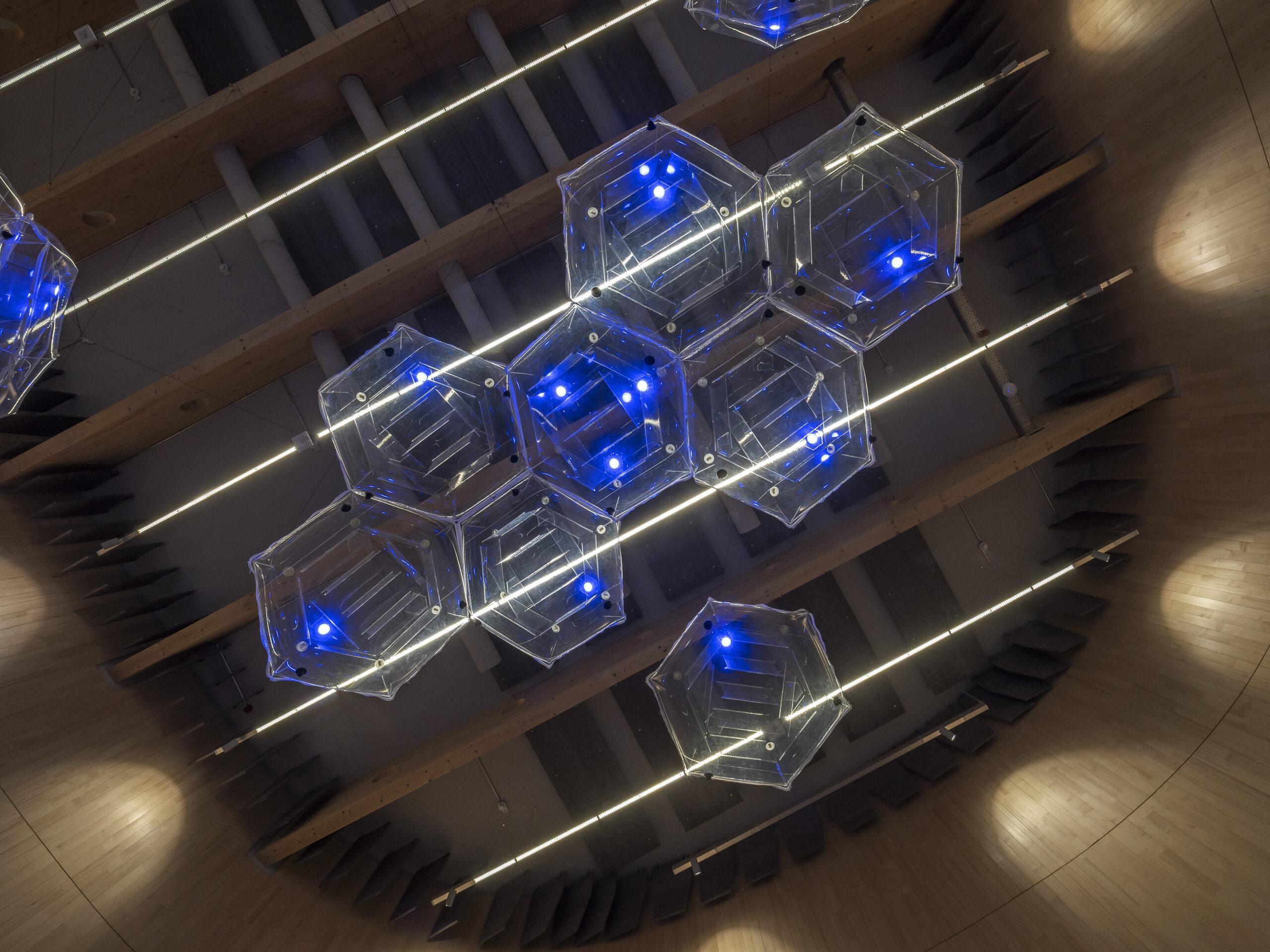 Veranstaltungsarena im Ellipsum in Hirschaid mit moderner LED-Beleuchtung – stimmungsvolle Atmosphäre für Events und Präsentationen