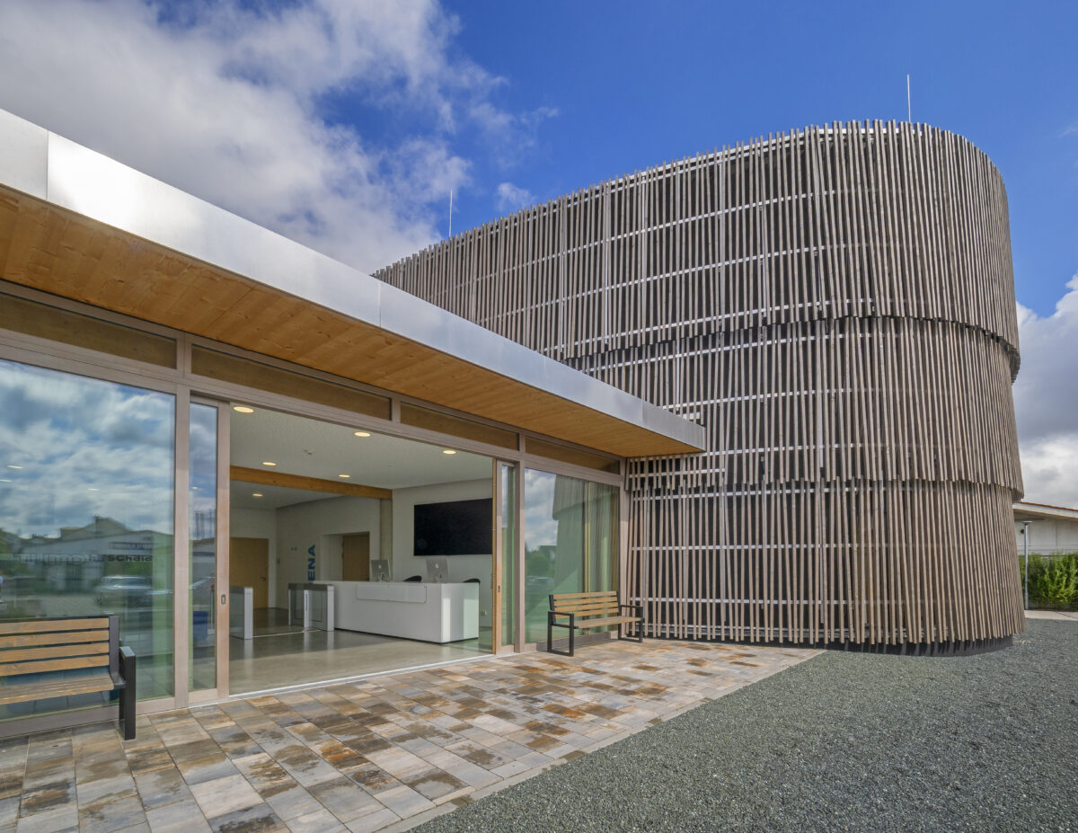 Außenansicht des Ellipsum bei Sonnenschein – moderne Eventlocation in Hirschaid