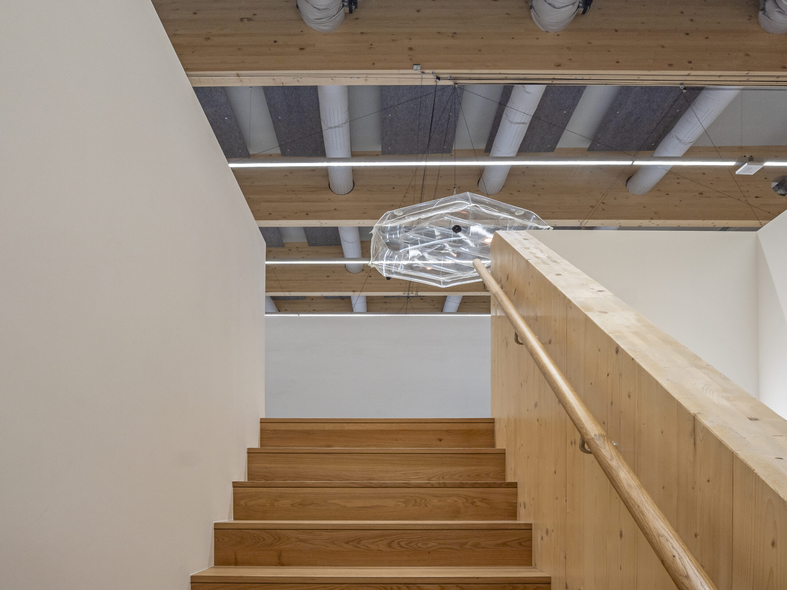 Treppenaufgang zur Galerie im Ellipsum – moderner Zugang mit Blick auf die Arena und flexible Nutzungsmöglichkeiten