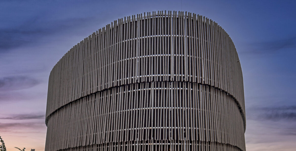 Ellipsum im Abendlicht – nachhaltige Eventlocation mit eindrucksvoller Architektur in Hirschaid