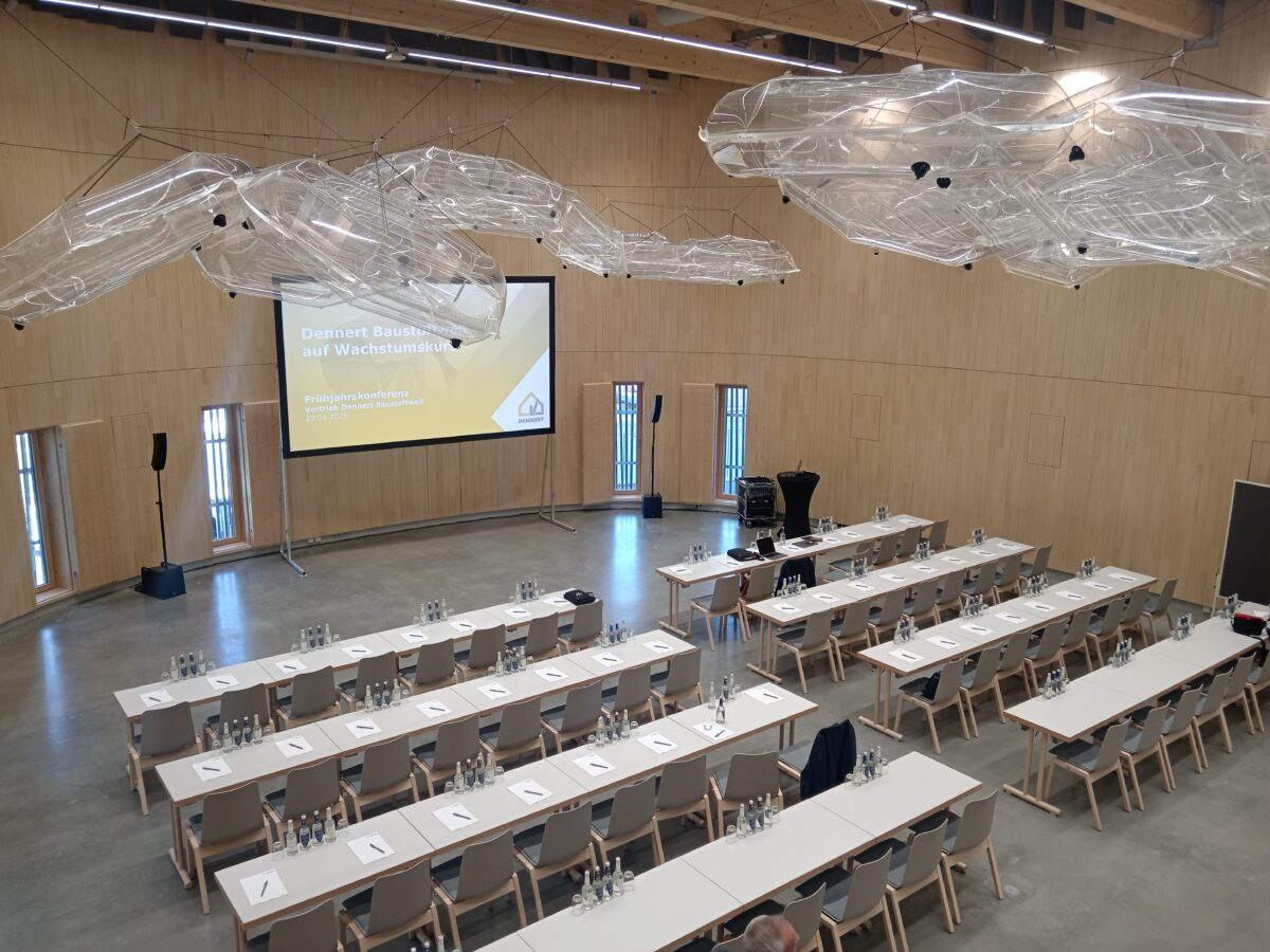 Bestuhlte Veranstaltungsarena im Ellipsum – ideale Location für Tagungen, Workshops und Präsentationen