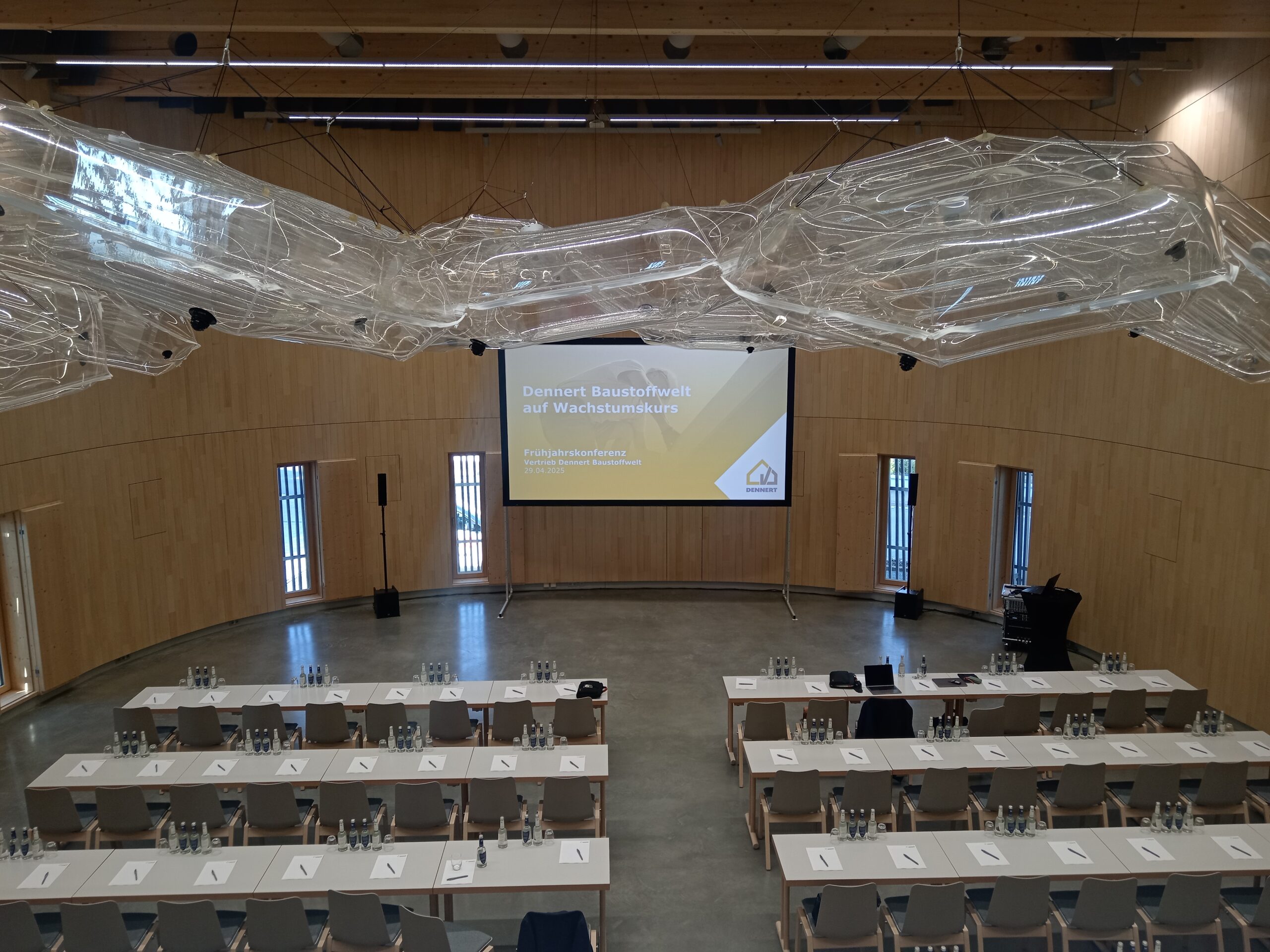 Blick in die Arena mit parlamentarischer Bestuhlung – ideal für Präsentationen und Vorträge im Ellipsum
