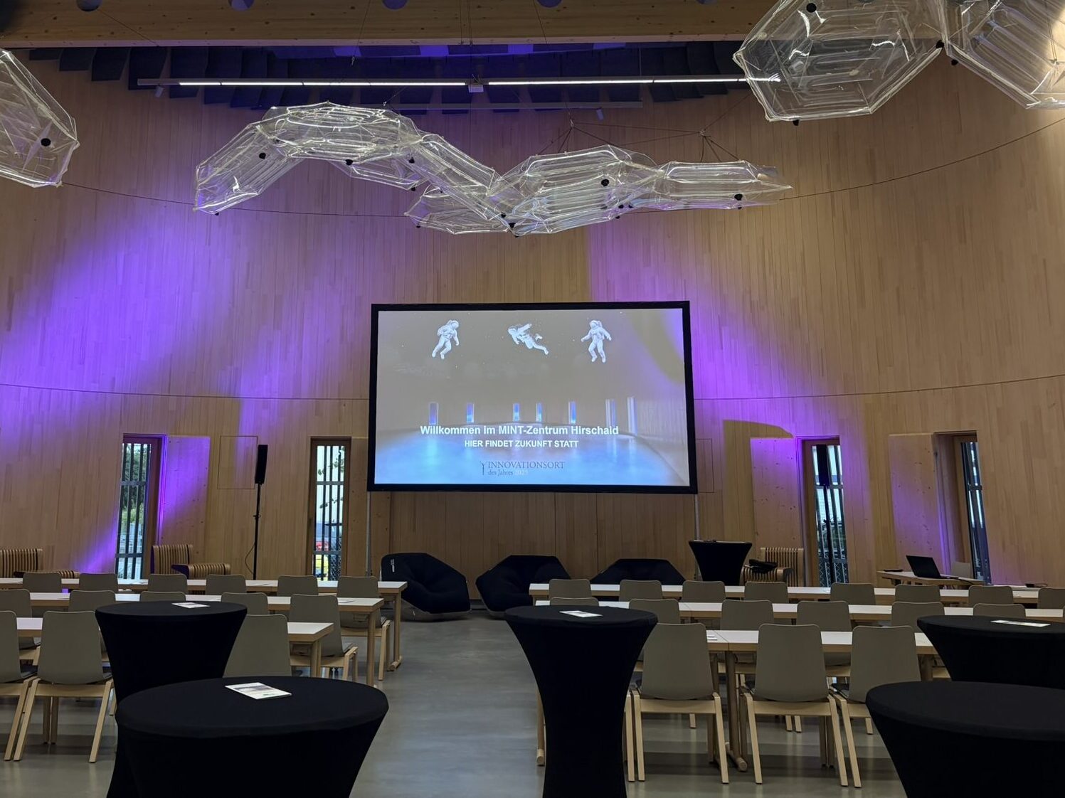 Teilansicht der Arena während eines Vortrags – inspirierende Atmosphäre in der Eventlocation Ellipsum in Hirschaid