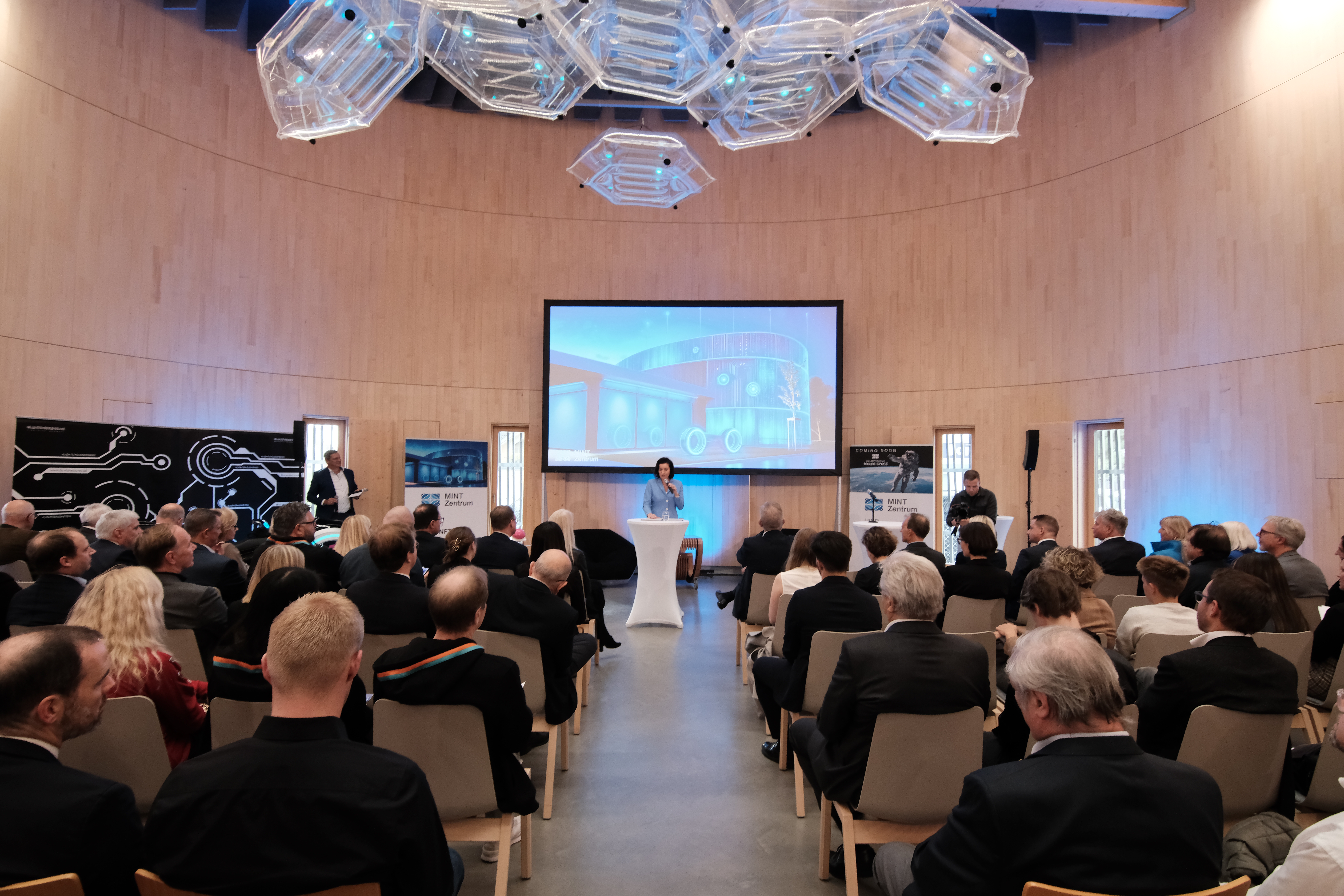 Bundesforschungsministerin Dorothee Bär bei Ihrer Rede vor rund 120 Gästen in der “Arena” des Ellipsum.