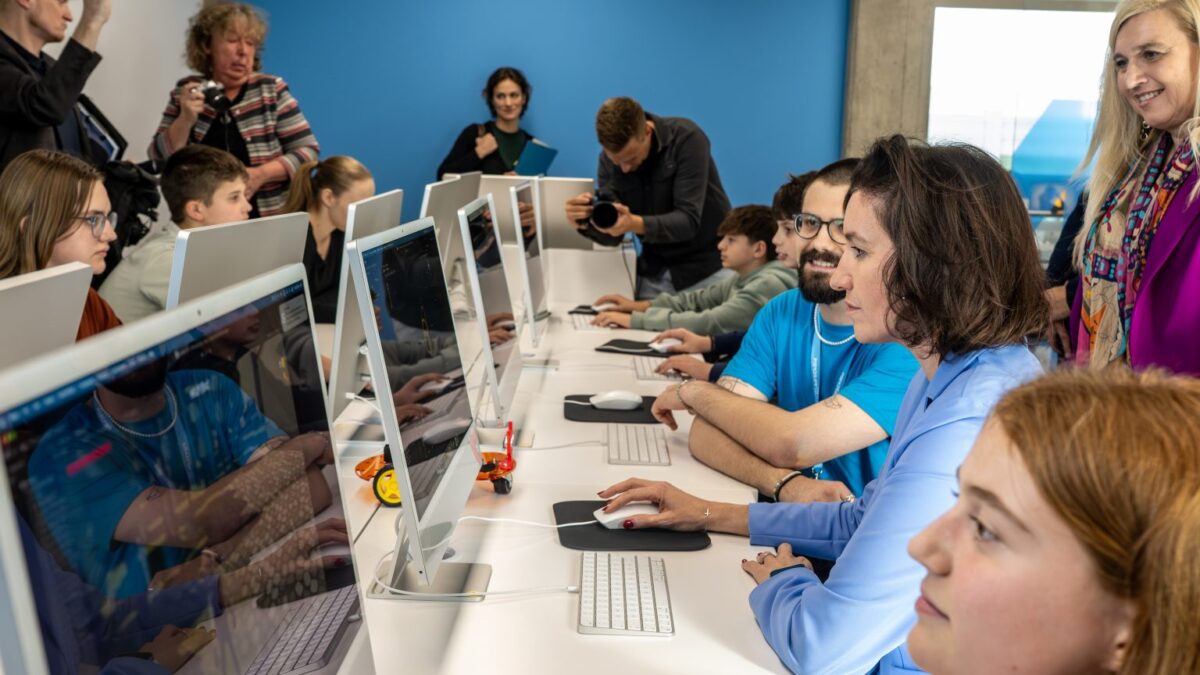 Einblick in einen “Live-Workshop”: Bundesforschungsministerin Dorothee Bär und jugendliche Teilnehmer des TUMO-Lernprogramms entdecken den Themenbereich Spiele-Entwicklung (Copyright: BMFTR/Hans-Joachim Rickel)