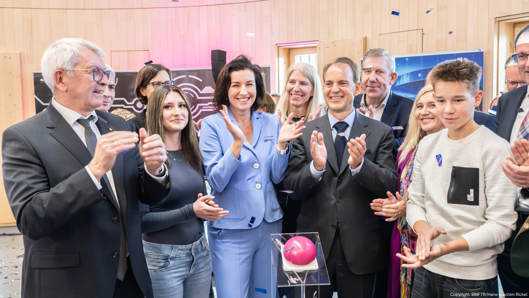 Bundesforschungsministerin Dorothee Bär eröffnet feierlich mit Frank Seuling das MINT Zentrum Hirschaid.